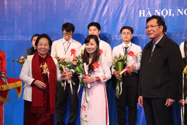 Trao giải thưởng “Tài năng khoa học trẻ Việt Nam” năm 2013